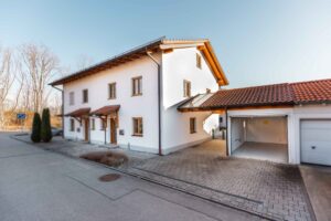 Nordost-Aussicht mit Garage