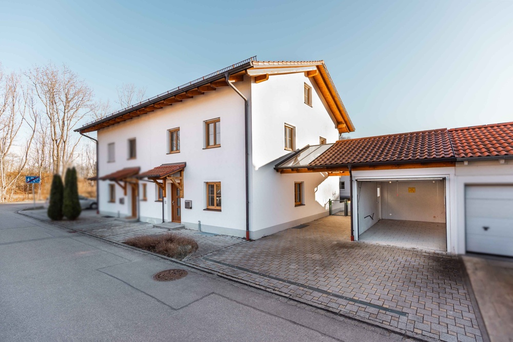 Nordost-Aussicht mit Garage