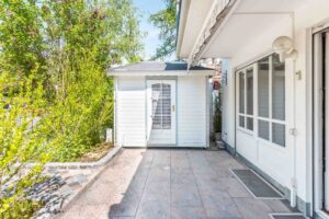 Terrasse mit Gartenhaus