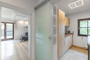 Blick in Küche u. Wohnzimmer