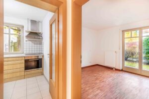 Blick ins Wohnzimmer und Schlafzimmer