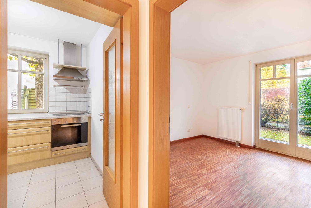 Blick ins Wohnzimmer und Schlafzimmer