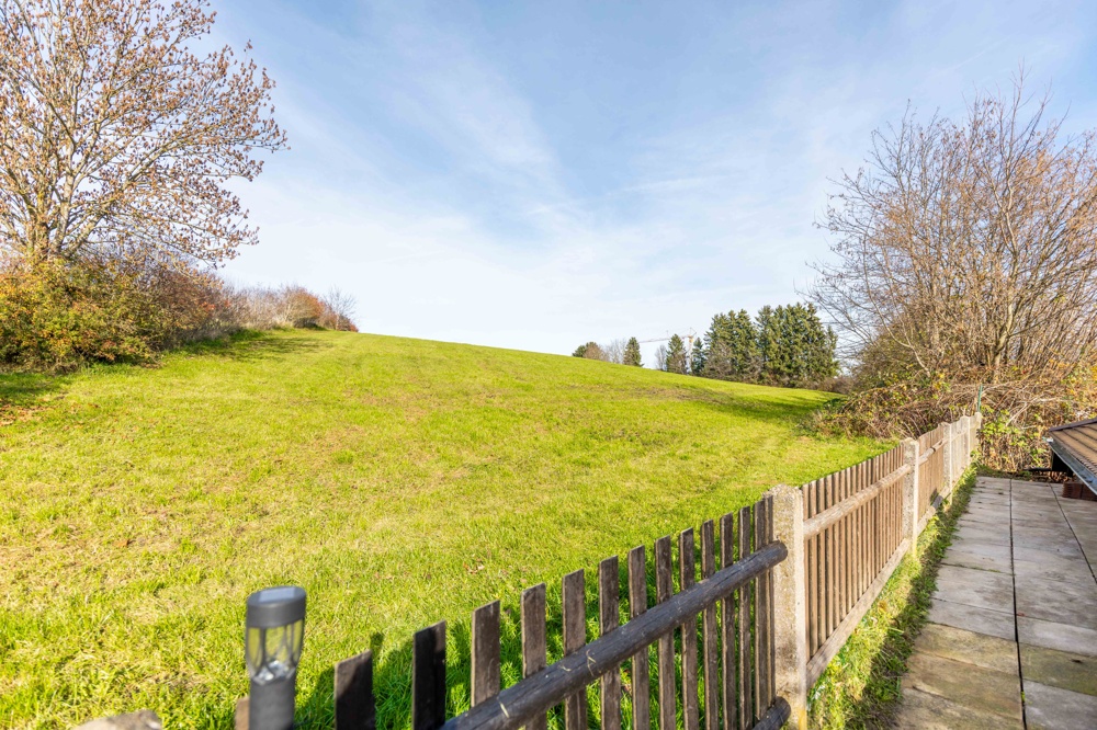 Hinter dem Grundstück