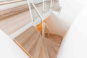 Treppenabgang ins 5.OG