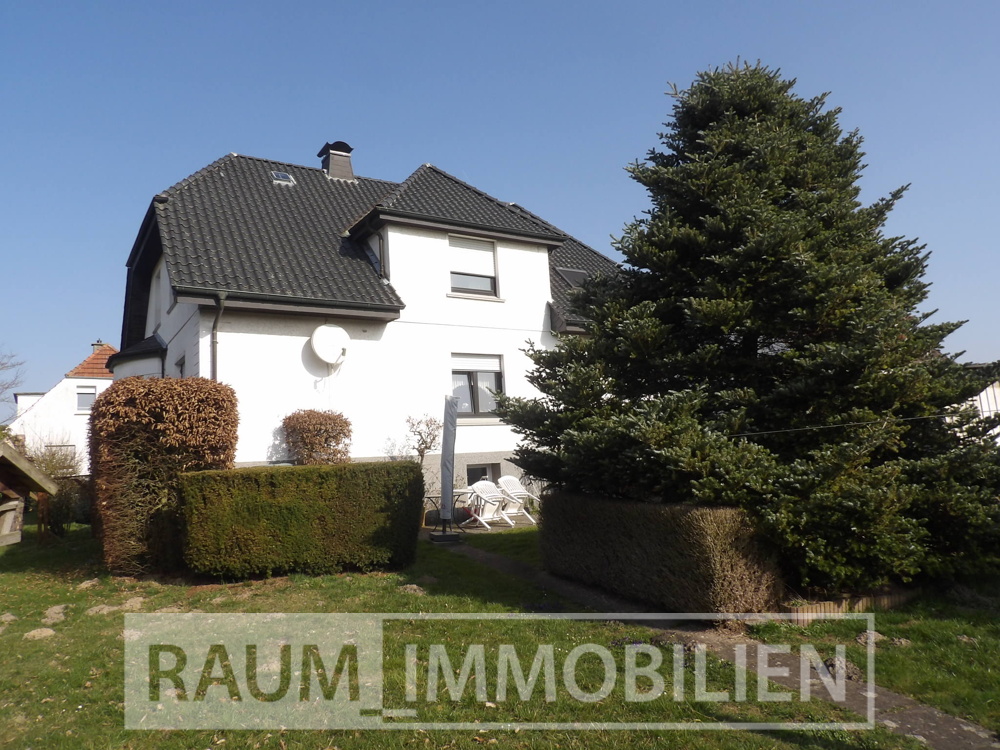 Gebäudeansicht mit Gartenteil