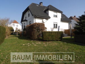 Gebäudeansicht mit Gartenteil