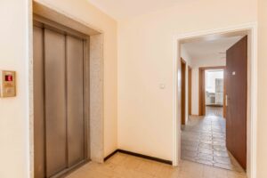 Fahrstuhl und Wohnungstür