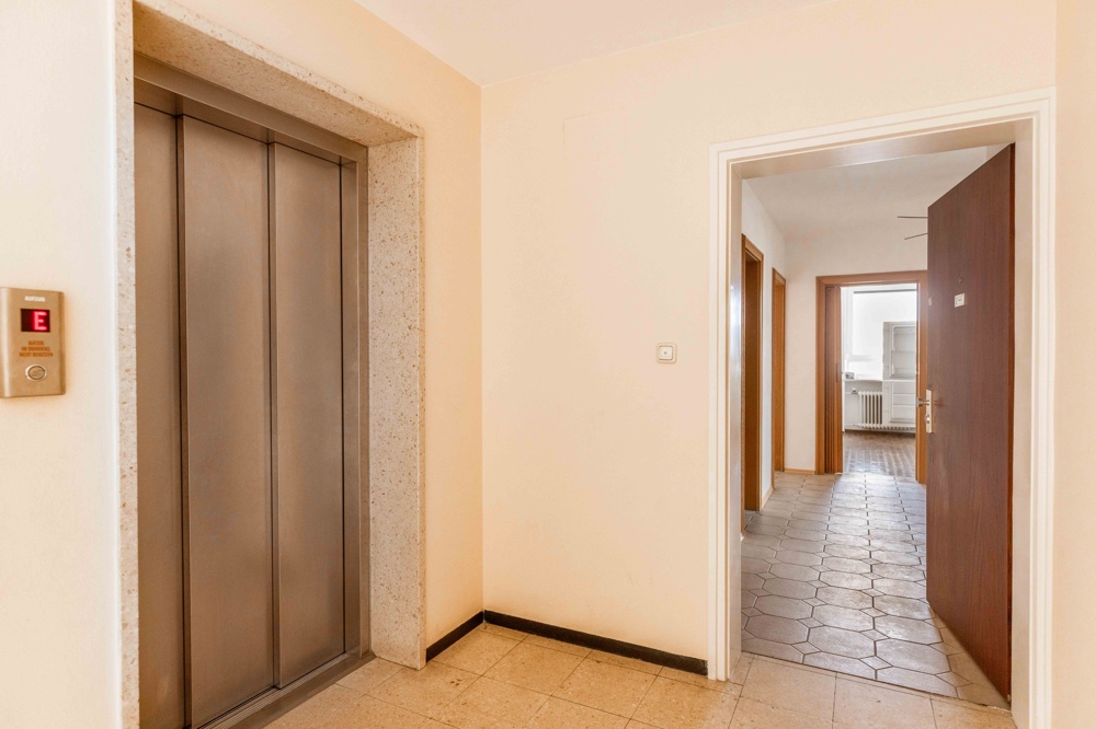 Fahrstuhl und Wohnungstür