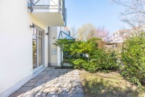 Nordterrasse mit Garten