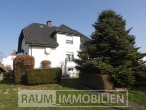 Gebäudeansicht mit Gartenteil