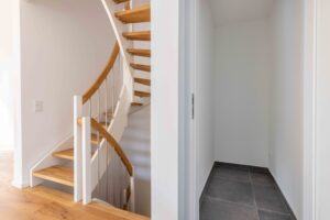 Treppe und Abstellraum im Erdgeschoss