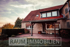 Gebäudeansicht mit Terrasse