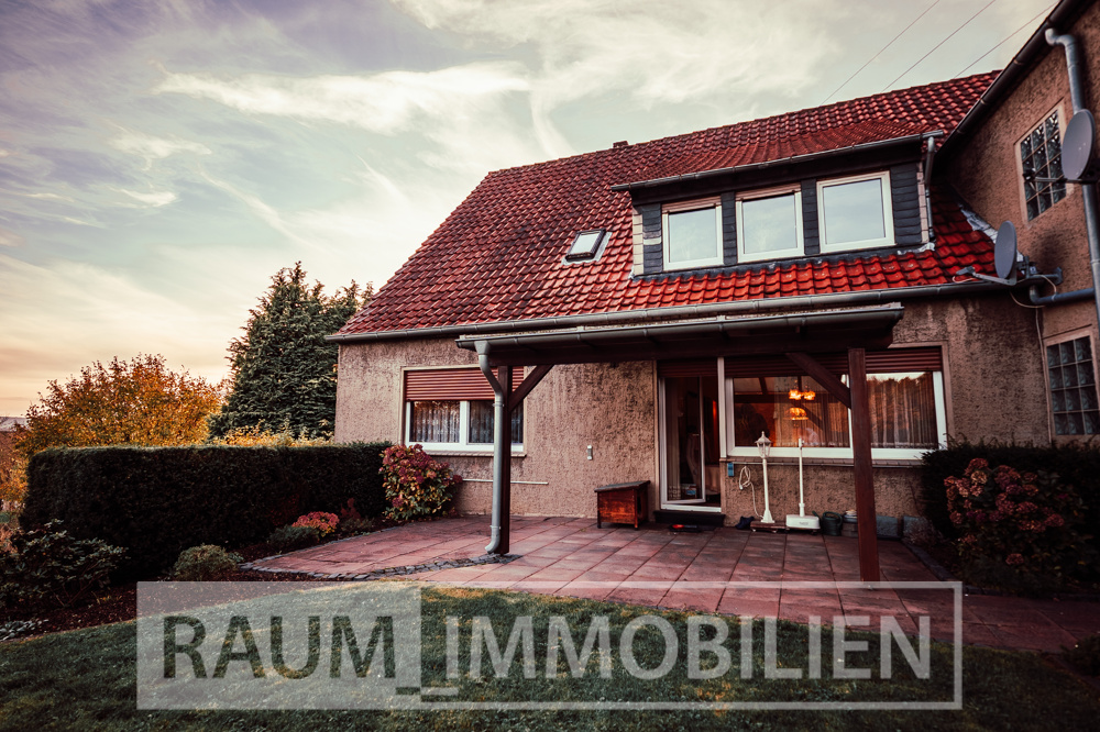 Gebäudeansicht mit Terrasse