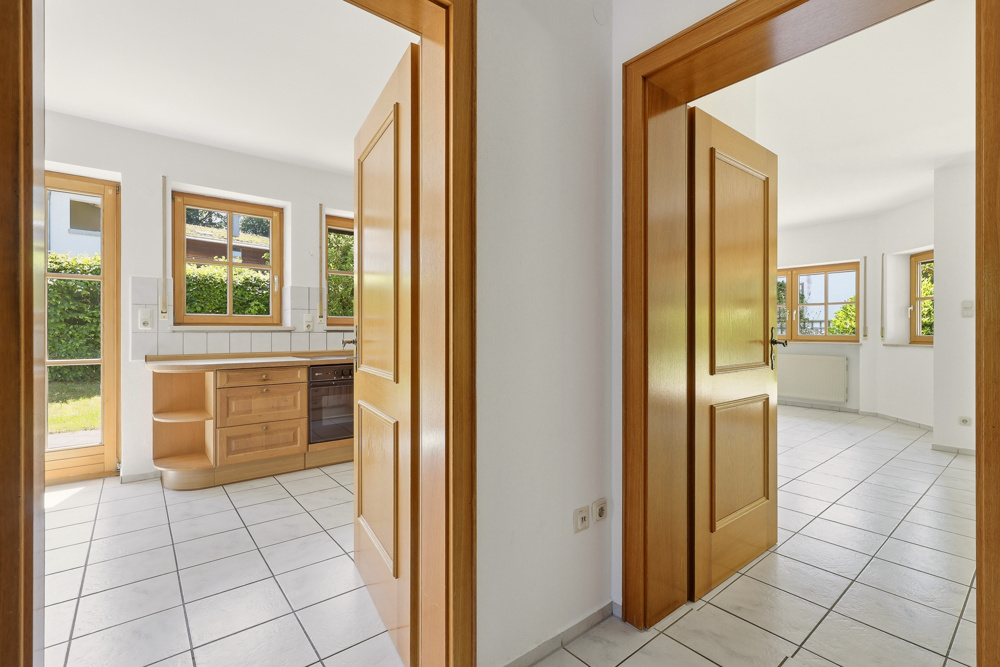 Blick in Küche und Wohnzimmer