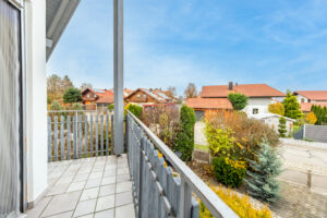 Balkon über Hauseingang