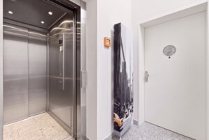 Treppenhaus Aufzug u. Eingang